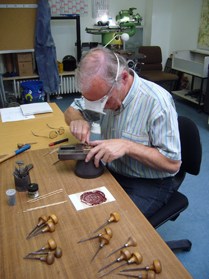 Bild - Graveur bei der Handarbeit für einen Siegelstempel