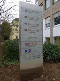 Bild - Edelstahlpylon mit Glasschildern und Plexiglasbuchstaben