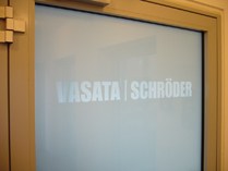 Bild - Glastür mit negativen Firmenschriftzug