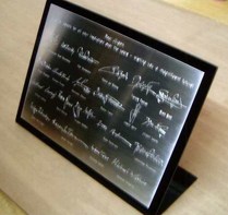 Bild - Handgravierte Unterschriften auf einer Silbertafel