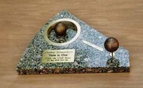 Bild - Golfpokal mit Onyx Stein, Messing und gegossen Golfbällen aus Bronze