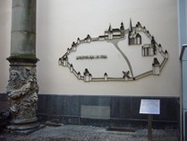 Bild - Historische Stadtmauer mit Edelstahlschild und Hinweistafel