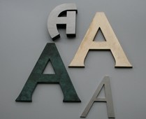 Bild - Buchstaben aus Edelstahl , Messing und Bronze