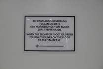 Bild - Zweisprachiges Hinweisschild bei Aufzugsstörung aus Acrylglas