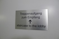 Bild - Hinweisschild zweisprachig aus Edelstahl