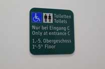 Bild - Hinweisschild aus Plexiglas für Toiletten am Flughafen