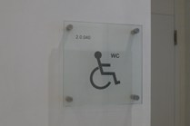 Bild - Schild aus Glas für Behindertentoilette